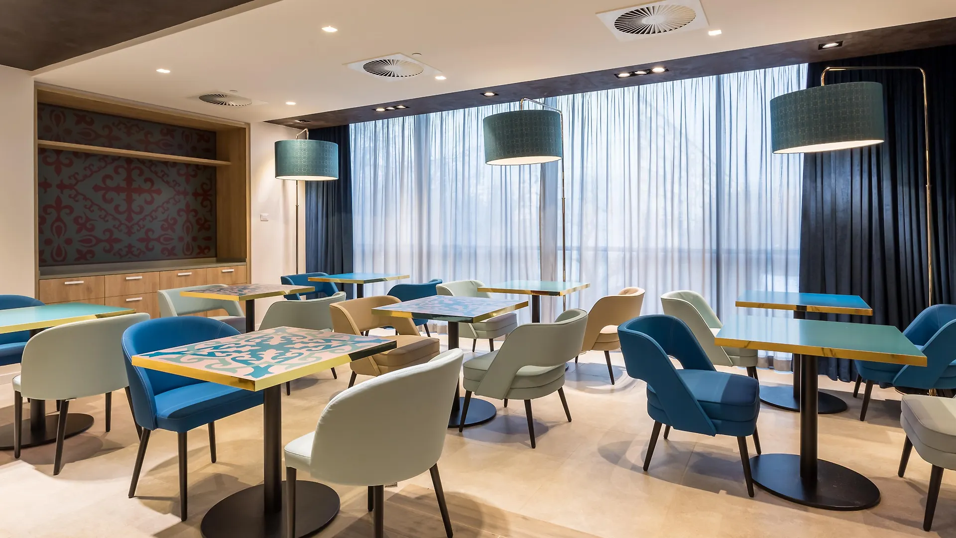 Mercure Almaty City Center 4*,